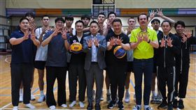 台灣拚籃球3X3亞洲盃  理事長吳同喬贈加菜金籃球3X3亞洲盃將於3月26日至30日在新加坡點燃戰火，台灣男、女籃皆有派隊參加，身兼領隊的中華民國3X3籃球協會理事長吳同喬（前中）24日特別準備加菜金，並勉勵球員朝著奧運夢想邁進。（3x3籃協提供）中央社記者陳容琛傳真  114年3月24日