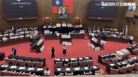 ▲民進黨立委杯葛議事，佔領主席台。（圖／記者詹宜庭攝影）