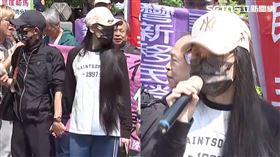 亞亞與找來老公背書，全程十指緊扣。（圖／翻攝畫面）