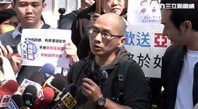 ▲中配左拉說「亞亞一個不正直的人，我覺得正直的人就應該支持台灣法律！」。（圖／翻攝畫面）