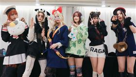 ▲GENBLUE幻藍小熊在韓國辦實體簽售戴起粉絲送的頭飾道具現場如拆盲盒趣味橫生。(左起：NICO、許媛媛、毓、XXIN、采甄、AYEON)（圖／天空娛樂提供） 