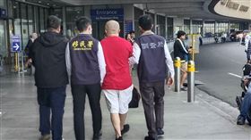 ▲陸軍六軍團前上尉軍官李振育潛逃菲律賓3年，25日下午搭機押解回台。（圖／翻攝畫面）