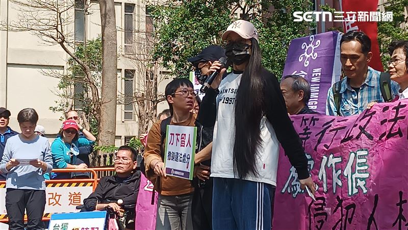 亞亞現身打悲情牌　民眾不領情齊嗆滾回去