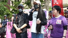 陸配「亞亞在台灣」限期離境  民團陪開記者會網紅「亞亞在台灣」劉姓陸配涉武統言論遭令離境。台灣國際家庭互助協會25日上午陪同劉姓陸配（前中）在內政部前舉行記者會，指移民署濫權，要求即刻撤銷違法的行政處分。前左為劉姓陸配老公。中央社記者王騰毅攝  114年3月25日