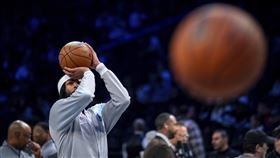 ▲獨行俠中鋒「一眉哥」戴維斯（Anthony Davis）復出首戰拿下12分6籃板。（圖／美聯社/達志影像）