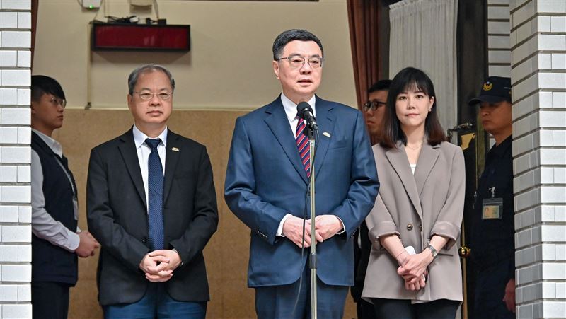 綠占主席台！卓揆：柯建銘會與韓國瑜溝通