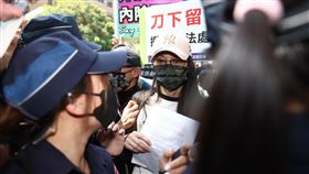 陸配亞亞控移民署濫權  訴求內政部撤銷處分網紅「亞亞在台灣」劉姓陸配（中粉色帽子）涉武統言論遭令離境，台灣國際家庭互助協會25日陪同劉姓陸配在內政部前舉行記者會，指移民署濫權，要求即刻撤銷違法的行政處分；現場遭意見不同群眾嗆聲，劉姓陸配隨後在警方戒護下離去。中央社記者王騰毅攝  114年3月25日