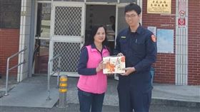 賴清美帶著茶葉到派出所致意。（圖／翻攝自賴清美臉書）