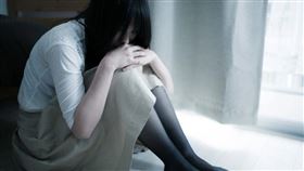 ▲一名失學少女被黃嫌夫妻檔誘騙從事酒店坐檯與粗工工作，卻慘遭凌虐性侵。（示意圖，Pakutaso）