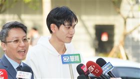 Andy今（25）日下午抵達分局，親切表示「金拍謝」。（圖／記者趙于瑩攝）