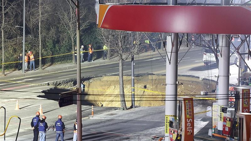 首爾吃人天坑！「騎士遭吞噬」駭人瞬間曝