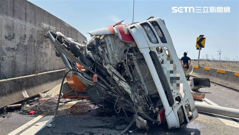 新／台84水泥車墜6米「車頭壓扁」駕駛亡