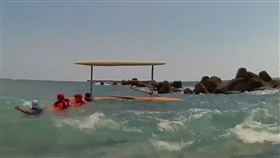 台東長濱漁港附近海今天（25日）午後發生一起意外，2艘風帆不明原因翻覆，5名民眾落海攀附在船側，海巡署接獲民眾通報前往救援，將落海人員全數救起，5人都未受傷不須就醫。（圖／翻攝畫面）