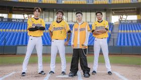 蕭秉治、王威晨、張志豪、岳東華合唱（圖／相信音樂提供）