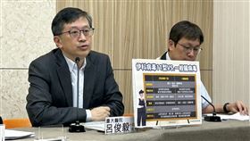 對於腸病毒疫情，呂俊毅（左）警告，不排除今年會有伊科病毒大流行。（圖／記者簡浩正攝影）