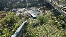 苗栗,廂型車,墜橋,意外,溪床,受困（圖／翻攝畫面）