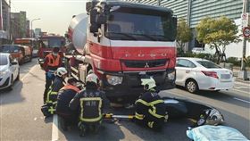 南港水泥車與機車發生碰撞。（圖／翻攝畫面）