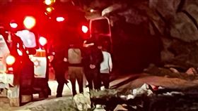 ▲另一名導演阿德拉在X上Po照片並發文表示，在巴拉爾被打得頭破血流帶走時，他和巴拉爾的兒子待在家裡目睹一切。（圖／翻攝自X平台 @basel_adra）