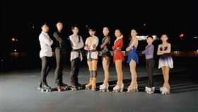日本傳奇教練西木绅悟(左三)與台灣選手都將在2025臺灣國際花式溜冰公開賽登場。（圖／中華民國滑輪溜冰協會提供）