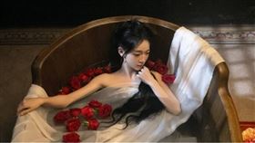 ▲吳謹言在《墨雨雲間》洗花瓣浴。（圖／中視）