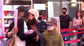 ▲亞亞當歸中國，丈夫攜3子女管制區前相擁送別。（圖／翻攝畫面）