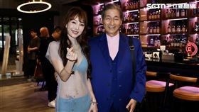 胡文英（左）與乾爹白狼（圖／記者鄭孟晃攝）