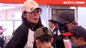 ▲亞亞離開台灣在管制區前一度脫下口罩。（圖／翻攝畫面）