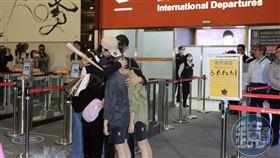 劉女在進入管制區前，與兒女、丈夫依依不捨擁抱、合照。