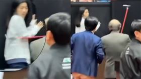 徐巧芯遭柯建銘拐杖擊中。（圖／翻攝自徐巧芯臉書）