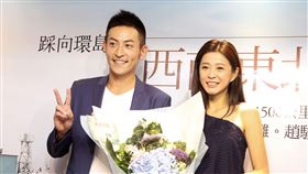 趙駿亞「踩向環島之西南東北」新書發表，好友李燕親臨現場送上祝福。（記者邱榮吉/攝影）