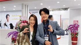 Jeremy（右）的家族建材事業和紅螞蟻磁磚關係密切。（翻攝自Jeremy IG）