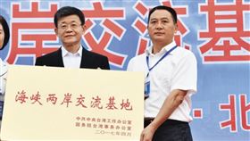 台辦交流局長黃文濤（左）在1月與青商會「小陸委會」茶敘中，直斥其去年交流業績不彰。 （翻攝國台辦官網）