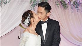 2016年底，楊千霈（左）和交往19天就閃婚的洪家傑（右）舉辦婚宴。