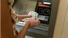 蘇家宏律師提醒，不管與死者的關係再親近，在對方往生後直接提領對方帳戶內的存款，都會涉及觸犯刑法中的「偽造文書」與「侵占罪」。那怕往生者生前就寫下遺囑，表明「過世後同意家人將存款領出」都不行。（示意圖／翻攝pexels）