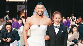 PEETA葛格（左）與前妻Alisa（右）的婚禮風光，但夫妻關係很快結束，而且似乎沒像原本以為的如此和平分手。（翻攝自PEETA葛格臉書）