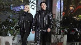 宋柏緯大街牽著女友，愛得非常大方。（圖／本刊攝影組）