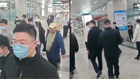 ▲亞亞落地中國畫面曝光，現場有多位黑衣人接機，中國人認為其身分不簡單。。（圖／翻攝自Threads）

