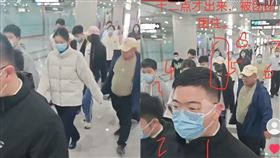 ▲亞亞落地中國畫面曝光，現場有多位黑衣人接機，中國人認為其身分不簡單。。（圖／翻攝自Threads）

