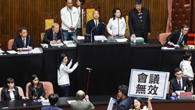反廢死、反戒嚴公投案逕付二讀 綠委抗議（1）立法院會25日晚間表決通過國民黨團所提的反廢死、反戒嚴公投案逕付二讀，立法院長韓國瑜宣布時，民進黨立法院黨團幹事長吳思瑤高舉「會議無效」的板子。中央社記者張新偉攝114年3月25日