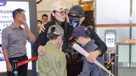 陸配亞亞赴松機搭機離境（3）陸配劉振亞（前）涉武統言論遭處分限期離境，25日晚間從台北松山機場搭機離台；她強調離開台灣不等於默認移民署的指控。中央社記者裴禛攝  114年3月25日