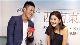 趙駿亞「踩向環島之西南東北」新書發表，好友李燕親臨現場送上祝福。（記者邱榮吉/攝影）