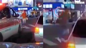 男子肉身擋救護車不打緊，還回頭嗆聲比中指。（圖／翻攝自爆料公社）