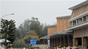 金門出現濃霧  多個航班取消、船班停駛金門縣2日受濃霧影響，小三通全線停航、航空站有多個班次取消，近千名民眾受影響。圖為金門機場外大霧未散，影響能見度。中央社記者吳玟嶸攝  114年3月2日