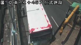 客運與一台大貨車撞擊後呈現V型，觸目驚心。（圖／翻攝畫面）