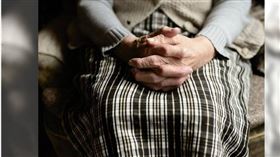 一名女網友近日在PTT上發文，表示她自己不太想生小孩，但又怕老了沒人照顧，貼文一出立刻引起網友熱議。（示意圖／翻攝自Pixabay）