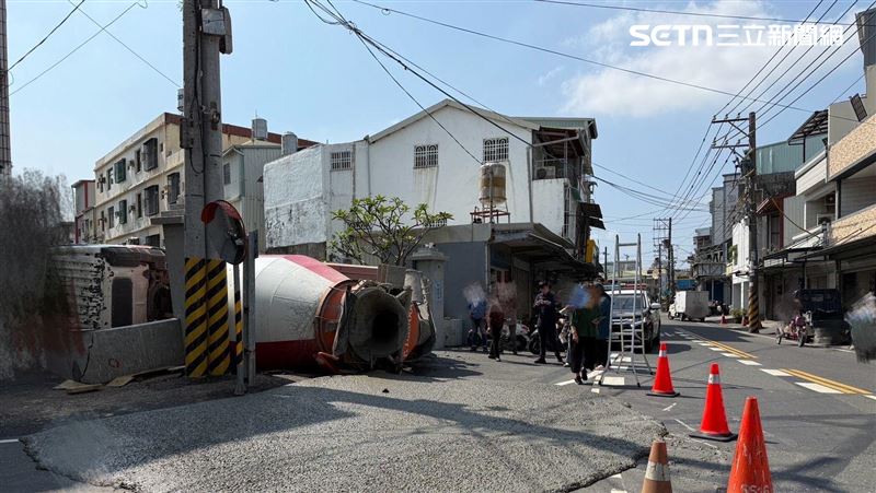 高雄路面塌陷　水泥車開到一半墜坑翻覆