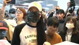 ▲中配「亞亞」因涉武統言論，遭移民署廢除依親居留許可必須離境。（圖／翻攝畫面）