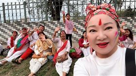 白冰冰開心跟尼泊爾當地人自拍。（圖／長興影視提供）