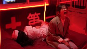 Ella陳嘉樺衝矽膠娃娃店抓小三。（圖／壹壹影業提供）