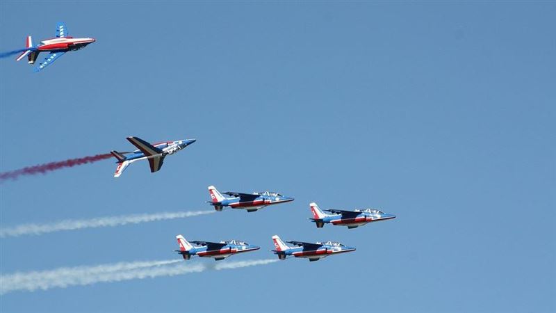 法國2軍機表演空中相撞　高空墜毀畫面曝